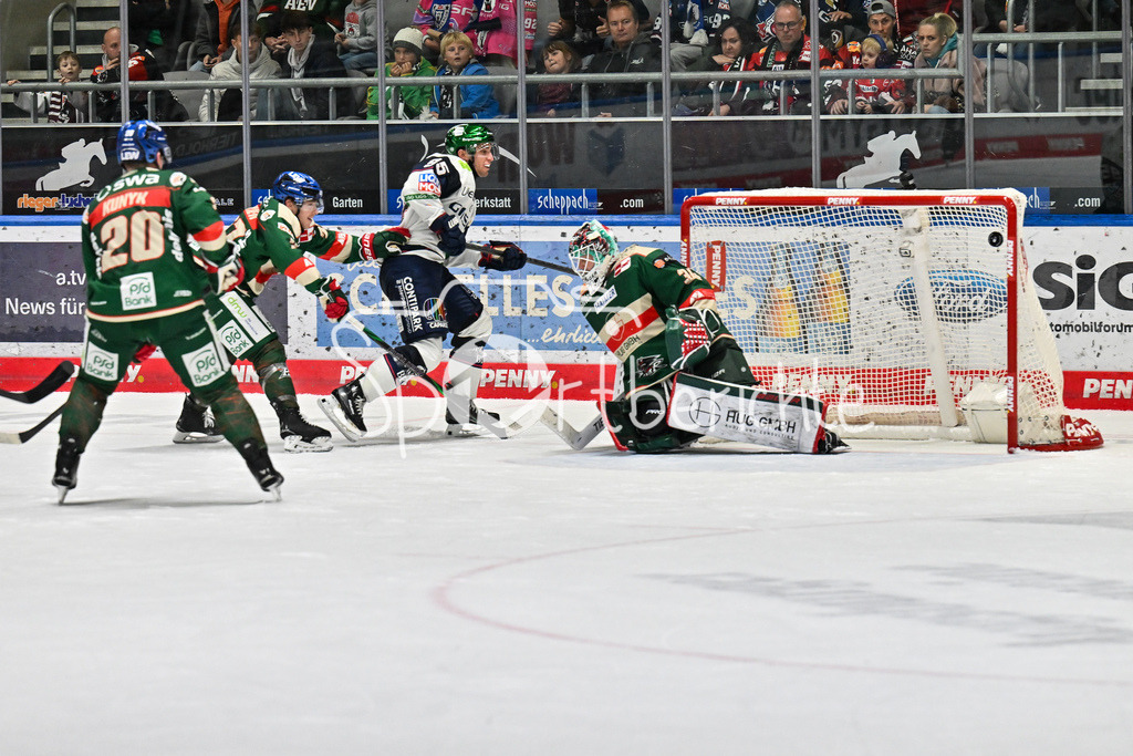 Augsburger Panther - Eisbären Berlin | in dieser Szene trifft Frederik TIFFELS (Eisbären Berlin 95) zum 3-4 Endstand in der Verlängerung / Tor / Torschuetze / Freude / Happy / DEL: Augsburger Panther  - Eisäbren Berlin; Curt Frenzel Stadion am 03.10.2025