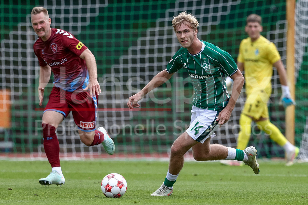 Fussball, Regionalliga Nord, SV Werder Bremen II - SC Weiche Flensburg | Lennart Baum (SV Werder Bremen II, 14) am Ball, Einzelbild, Ganzkörper, Aktion, Action, Spielszene