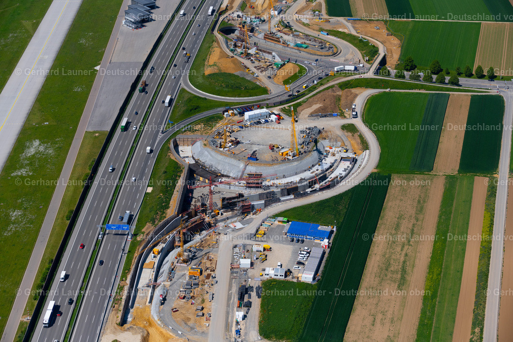 4045726 | STUTTGART 31.05.2021 Neubau- und Umbau- Baustelle der Streckenführung und Fahrspuren im Verlauf der Autobahn- Abfahrt und Zufahrt der BAB A8 in Zuge des Baus des Flughafentunnel im Ortsteil Plieningen in Stuttgart im Bundesland Baden-Württemberg, Deutschland. Im Rahmen des Umbaus der Anschlussstelle Plieningen werden neue Aus- und Einfahrrampen mit Unterfahrung der Neubaustrecke gebaut. Weiterführende Informationen bei: CDM Smith Consult GmbH,  Die Autobahn GmbH des Bundes,  Ed. Züblin AG,  STRABAG AG. // Construction site of routing and traffic lanes during the highway exit and access the motorway A 8 in the district Plieningen in Stuttgart in the state Baden-Wuerttemberg, Germany. Further information at: CDM Smith Consult GmbH,  Die Autobahn GmbH des Bundes,  Ed. Zueblin AG,  STRABAG AG. Foto: Gerhard Launer