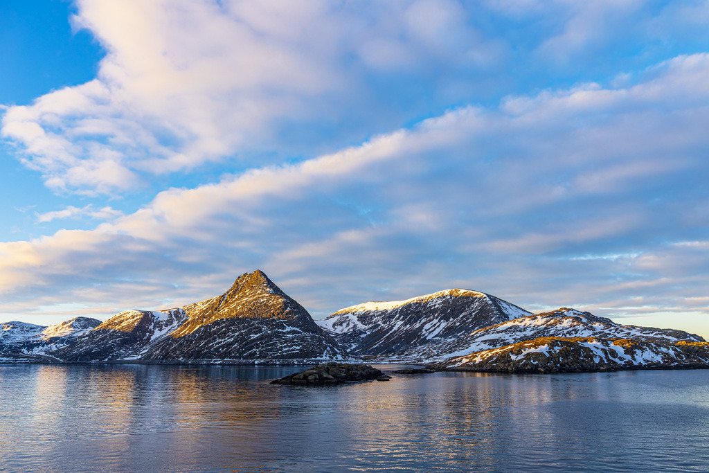 Berge und Felsen im Winter nahe Havøysund in Norwegen | Berge und Felsen im Winter nahe Havøysund in Norwegen.