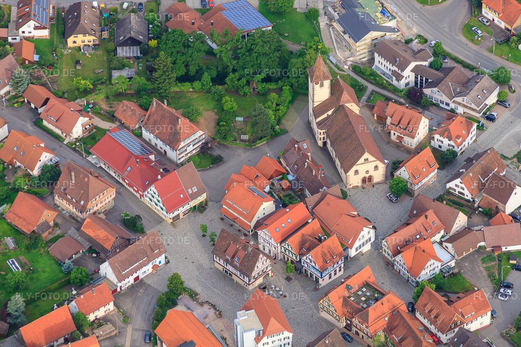 Luftbild: Altes Rathaus Neubulach e.V. und Stadtkirche Neubulach in Neubulach im Bundesland Baden-Württemberg in Deutschland. – Foto: IMG_66822.jpg vom 07.06.2014 durch Werner Riehm/FLY-FOTO.de – Auflösung des Originals: 4752 x 3168 px – Über uns - Altes Rathaus Neubulach e.V – Evangelische Kirchengemeinde Neubulach
