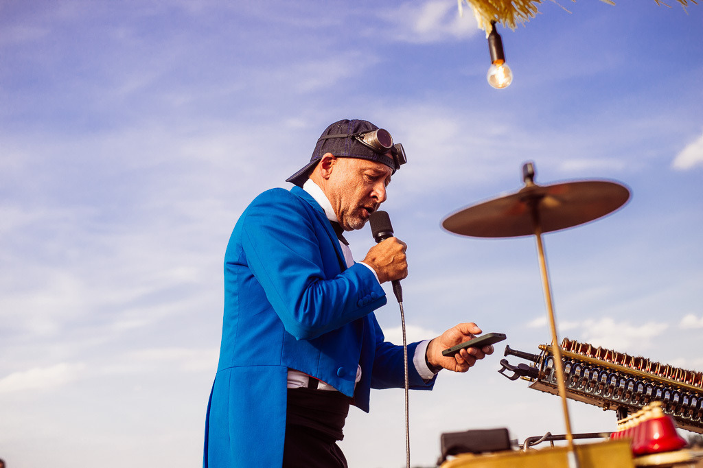 Universal Druckluft Orchester | Das Universal Druckluft Orchester mit Peter Till am Forte Belvedere Leisnig zum Festival Hallo Leisnig 2022. - Realisiert mit Pictrs.com