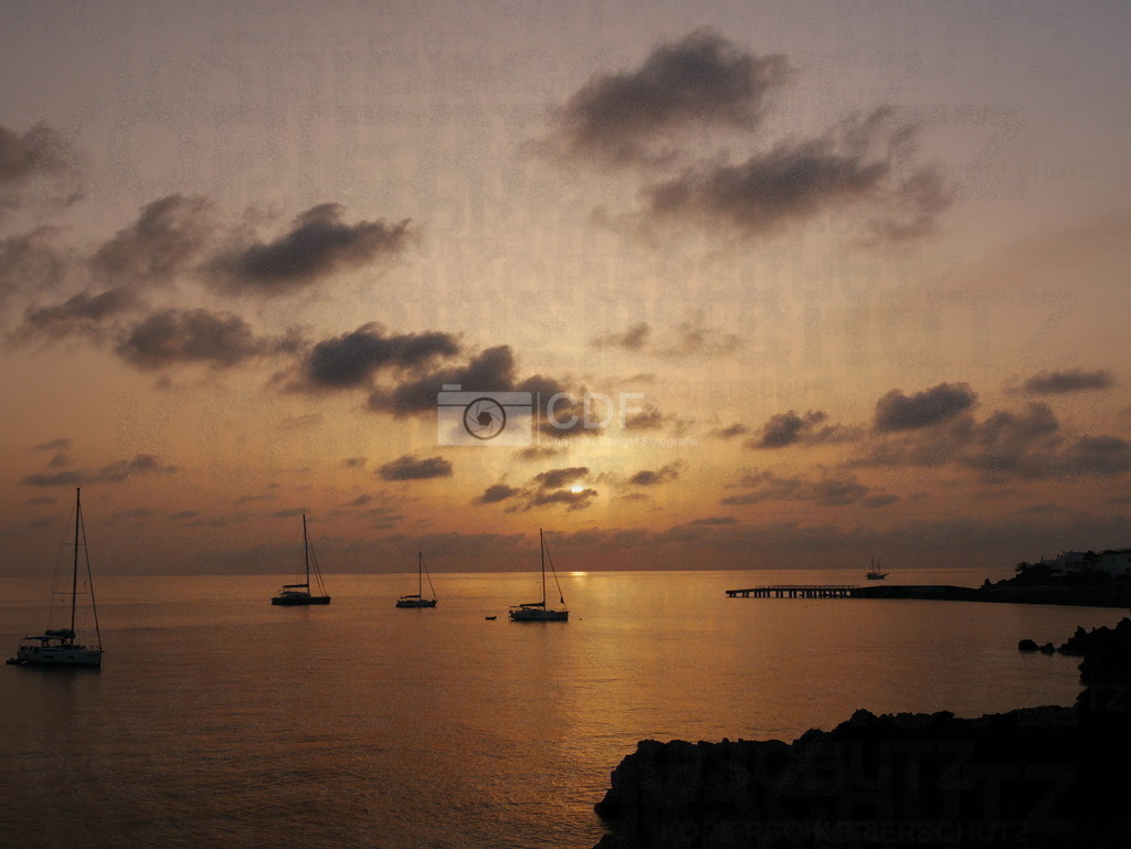 P1380019 | Was für ein toller Sonnenaufgang von der Insel Stromboli aus beobachtet. Tolle Farben beleuchten die Segelboote auf dem Meer - Realisiert mit Pictrs.com