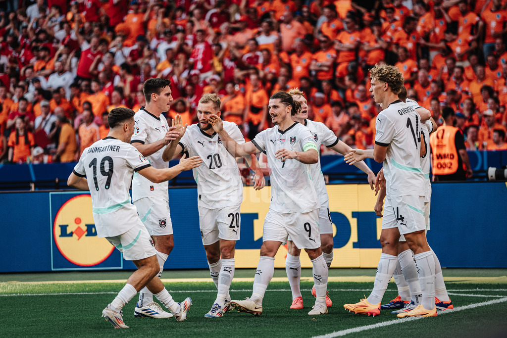 Fußball | Herren | UEFA-Fußball-Europameisterschaft 2024 | Gruppe D | Niederlande vs. Österreich | 25.06.2024 | Torschütze Marcel Sabitzer (#9, Österreich) jubelt mit seinem Team nach seinem Tor