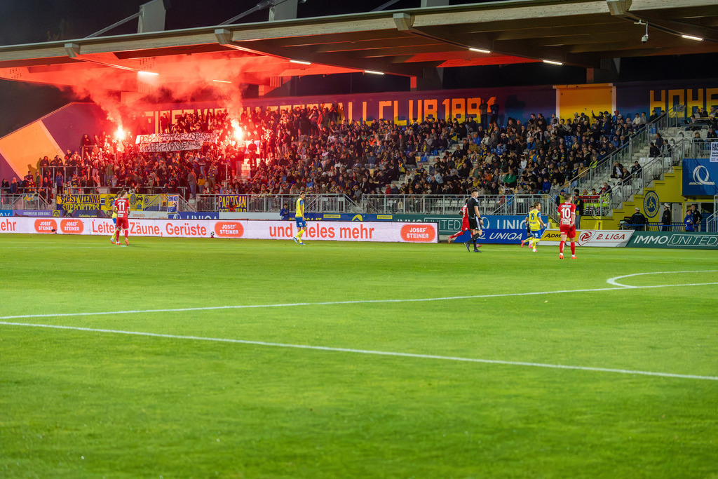 Impressionen der Naturarena Hohe Warte beim Heimspiel des First Vienna FC 1984 gegen SKN St. Pölten | Impressionen der Naturarena Hohe Warte beim Heimspiel des First Vienna FC 1984 gegen SKN St. Pölten / Die Fans von Vienna machen viel Stimmung und zünden Pyrotechnik - Realisiert mit Pictrs.com