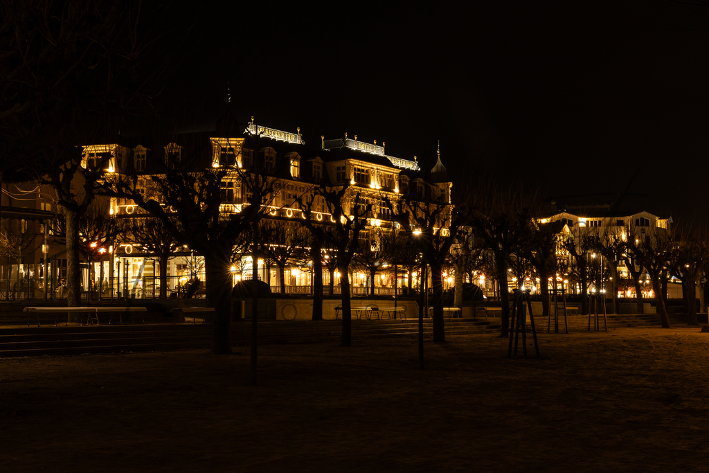 Ahlbecker Hof bei Nacht | nächtlicher, weihnachlicher Blick vom Seebrückenrestaurant in Ahlbeck zum Hotel Ahlbecker Hiof - Realisiert mit Pictrs.com