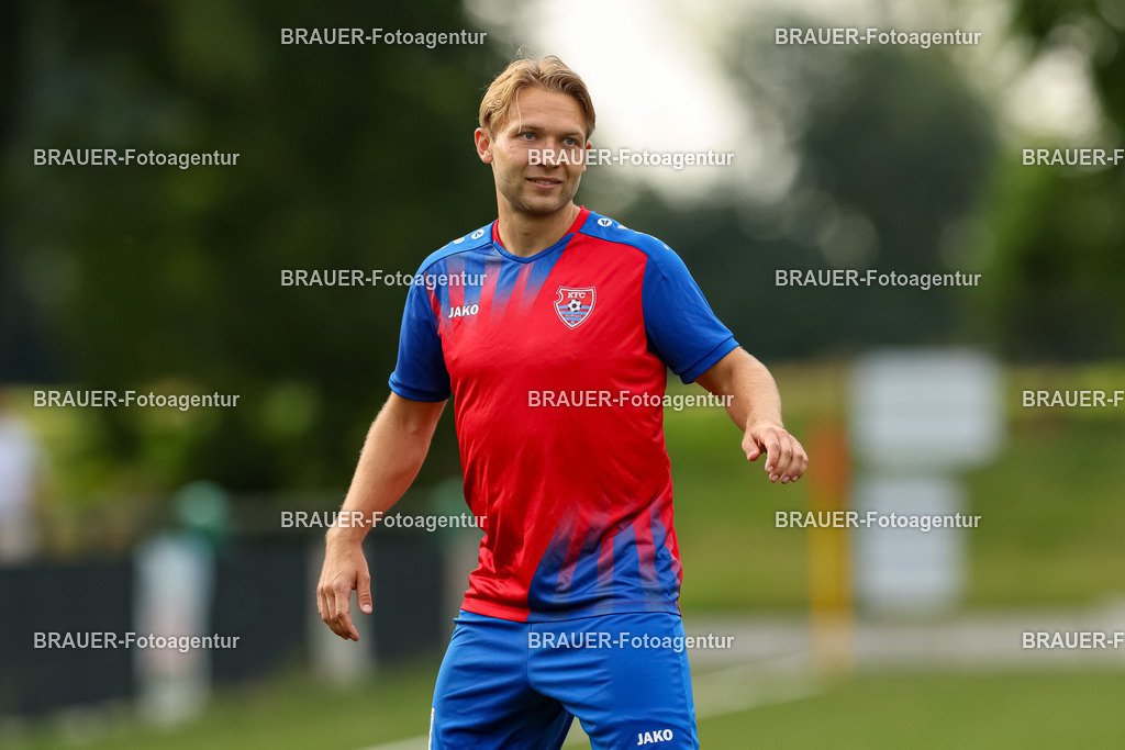 1_KFCWAT_20250723_0150.JPG -  - KFC Uerdingen - SG Wattenscheid 09 - Testspiel | Krefeld, Deutschland, 23.07.25: Alexander Lipinski (KFC Uerdingen) schaut waehrend des Testspiel Spiels zwischen KFC Uerdingen - SG Wattenscheid 09 in der Covestro Sportpark am 23. July 2025 in Krefeld, Deutschland. (Foto von Stefan Brauer/Brauer-Fotoagentur)