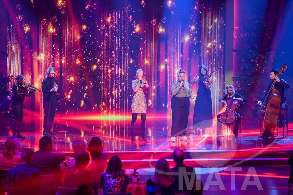 _DWI6173 | Stefanie Heinzmann, Lesli Jost und Take Over Ensemble bei '30 Jahre Sternstunden-Gala 2023' in der Frankenhalle. Nürnberg, 15.12.2023 - Realisiert mit Pictrs.com