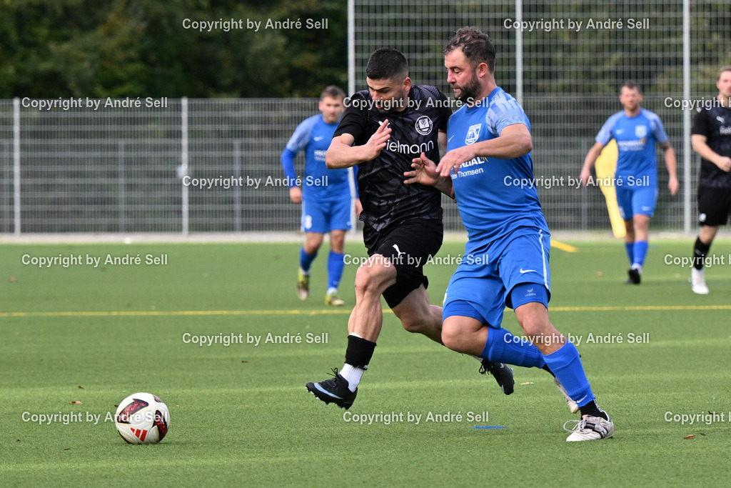 TSV Klausdorf vs SV Dörpum | Ditron Gashi (Klausdorf #7) vs Lars Peretzke  (Dörpum #5) / Fußball-Landesliga Schleswig Männer 2026/2027 / TSV Klausdorf vs SV Dörpum / Kunstrasenplatz Klausdorf / Schwentinental / 17.10.26 - Realisiert mit Pictrs.com