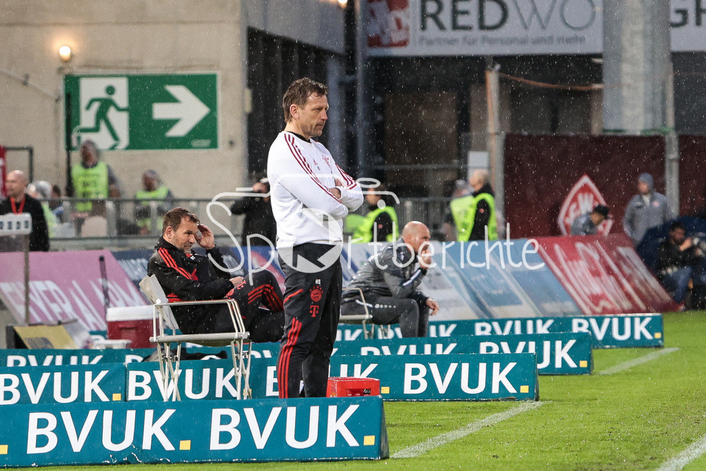 FC Würzburger Kickers - FC Bayern Amateure | Bayern Trainer Holger SEITZ steht im Regen / Einzelfoto / Notausgang