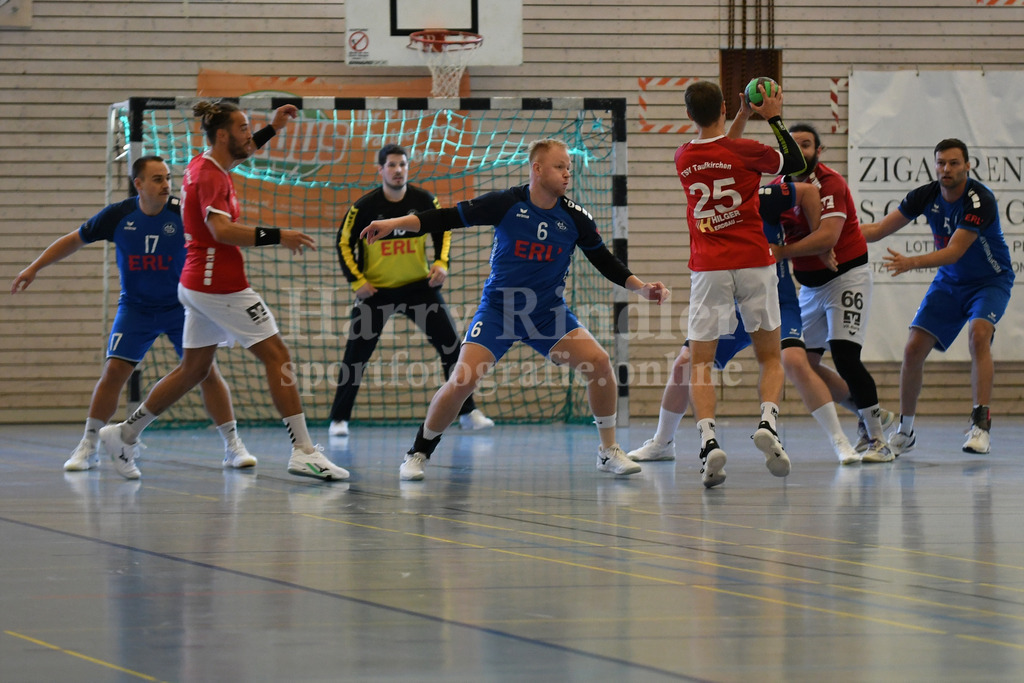 HC Deggendorf : TSV Taufkirchen/Vils | Die HCD Abwehr um Tormann Dennis  Eberhardt steht: v.l. Aaron Zaglauer (HC Deggendorf  #17); Jan Stengl  (HC Deggendorf  #6); Michael Buchner  (HC Deggendorf  #5) - Realisiert mit Pictrs.com