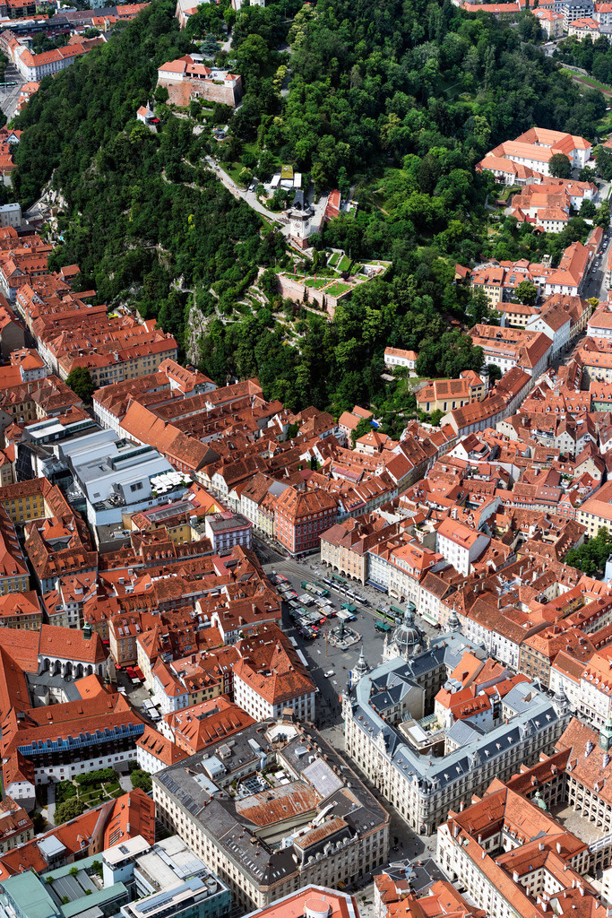 dr__0092512.jpg | GRAZ 14.06.2022 Platz- Ensemble Hauptplatz und Rathaus im Innenstadt- Zentrum am Hauptplatz in Graz in Steiermark, Österreich. 
