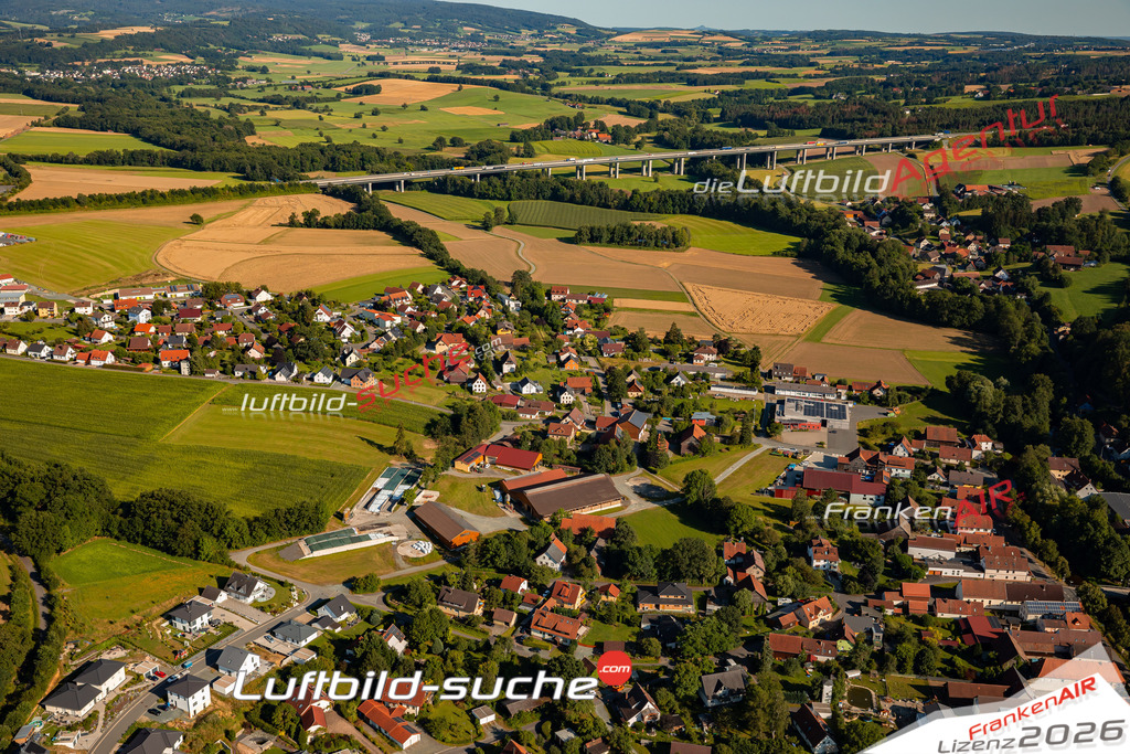 Das Luftbild zeigt : Lanzendorf Himmelkron - Die Luftaufnahme wurde 2024 vom UL-Flugzeug aus erstellt ( keine Drohne ) - Hochauflösende Luftaufnahme - Für grossformatige Ausdrucke geeignet. Die Geschenkidee !Mit Lizenz und Bildrechte bestellbar