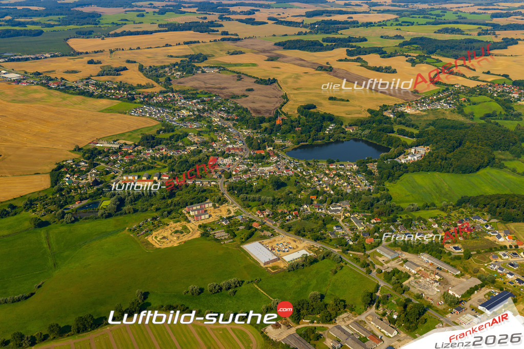 Luftaufnahme Fritz Reuter Straße Satow - Die Luftaufnahme wurde 2025 vom UL-Flugzeug heraus erstellt ( ohne Drohne ) - Hochauflösende Luftaufnahme - für professionelle Ausdrucke geeignet. Die Geschenkidee !Mit Lizenz und Bildrechte bestellbar