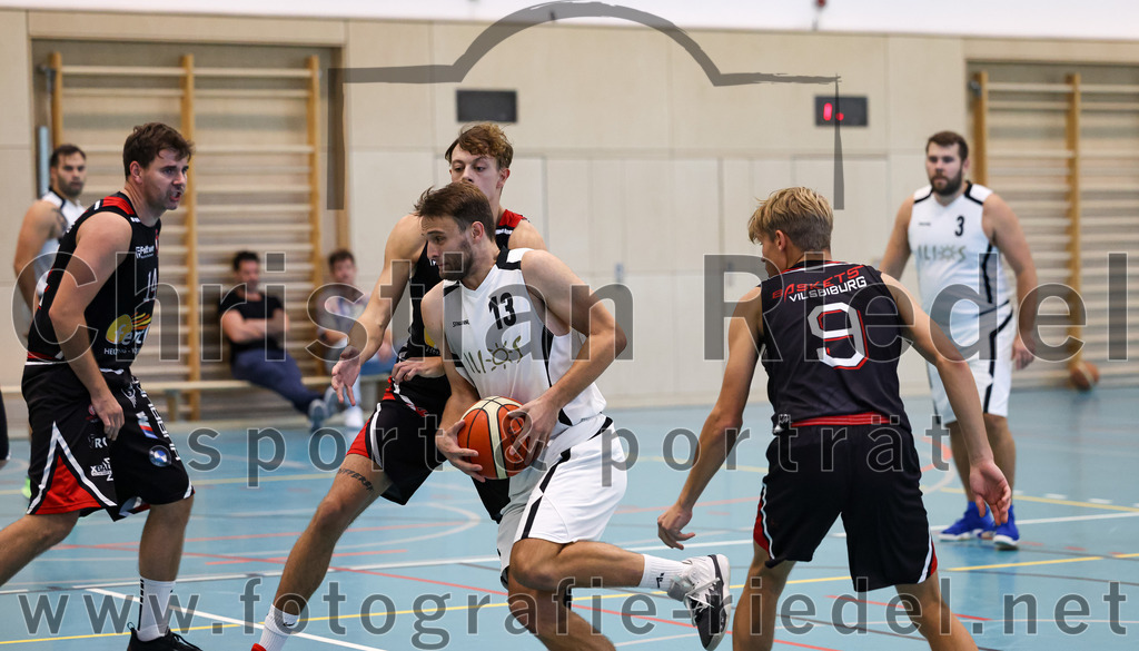 2022-10-16_001_TSV_Vaterstetten_gegen_Baskets_Vilsbiburg_2 | Vaterstetten, Deutschland, 16.10.2022:
Basketball, Bayernliga Herren Südost 2022 / 2023, 1. Spieltag, TSV Vaterstetten gegen Baskets Vilsbiburg 2, Endergebnis: 83:64

M. Engel (Baskets Vilsbiburg, #14), D. Esch (Baskets Vilsbiburg, #13), M. Urbanke (Baskets Vilsbiburg, #9)

Foto: Christian Riedel / fotografie-riedel.net