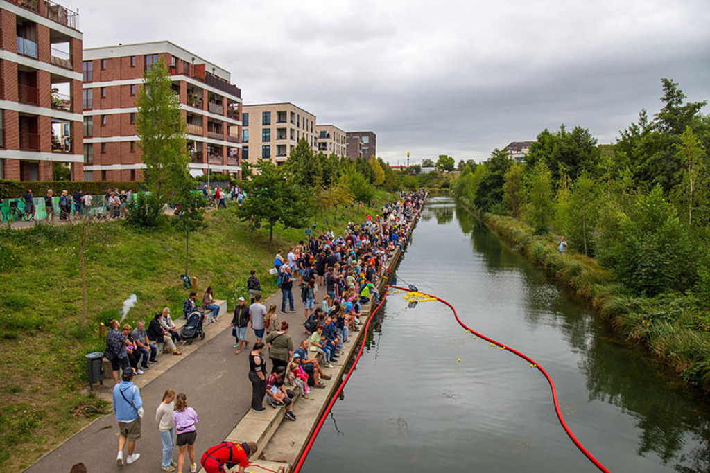 Leipziger Wasserfest - Entenrennen am Lindenauer Hafen | Entdecke über 20 Kategorien Leipzig-Motive: Foto-Downloads, hochwertige Poster, Leinwand- & Fine-Art-Prints. Jetzt Lieblingsfoto im Bildlexikon Leipzig Shop bestellen!