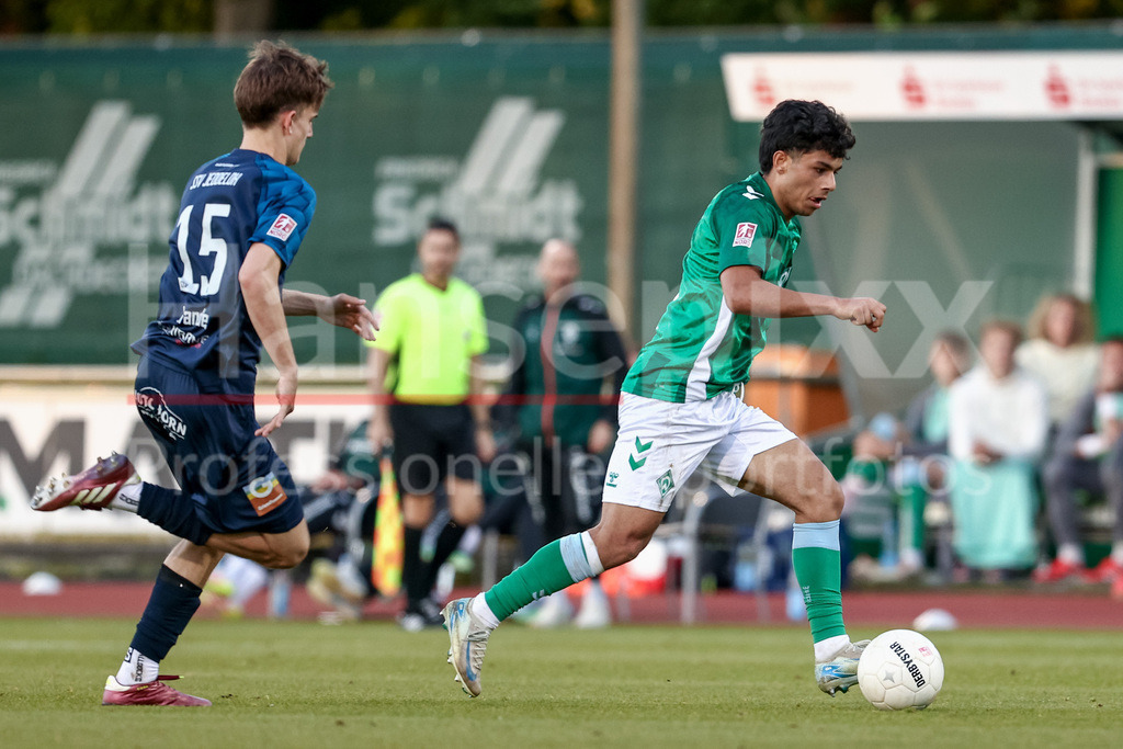Fussball, Regionalliga Nord, SV Werder Bremen II - SSV Jeddeloh | v.li.: Hugo Brandes (SSV Jeddeloh II, 15) und Ricardo-Felipe Schwarz (SV Werder Bremen II, 6) im Laufduell, Zweikampf, Duell, Dynamik, Aktion, Action, Spielszene