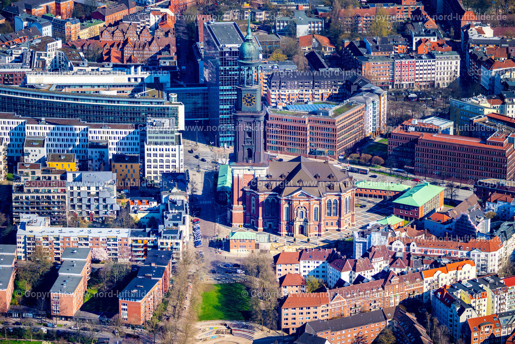 Hamburg_Michel_Wahrzeichen_St. Michaelis_Kirche_ELS_1657060423 | HAMBURG 06.04.2023 Turm der Hauptkirche Sankt Michaelis genannt " Michel " im Ortsteil Altstadt in Hamburg. Die evangelische Kirche St. Michaelis an der Straße Englische Planke in der Hansestadt wurde im Stil des Barock erbaut. Weiterführende Informationen bei: Hauptkirche St. Michaelis. // View of the church St. Michaelis in the district Altstadt in Hamburg. Further information at: Hauptkirche St. Michaelis. Foto: Martin Elsen