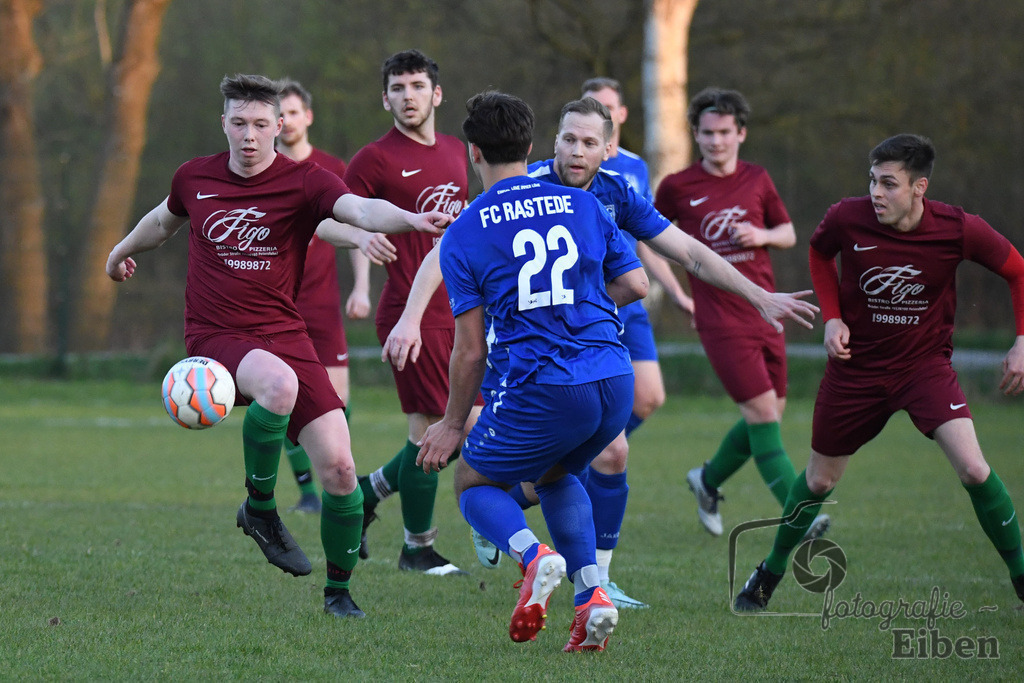 SG FriPe-FC Rastede | Herren Kreisliga; SG FriPe (rot)-FC Rastede (blau) am 21.04.2023; in Petersfehn (A-Platz), Photo: Philip Eiben 2023 - Realisiert mit Pictrs.com