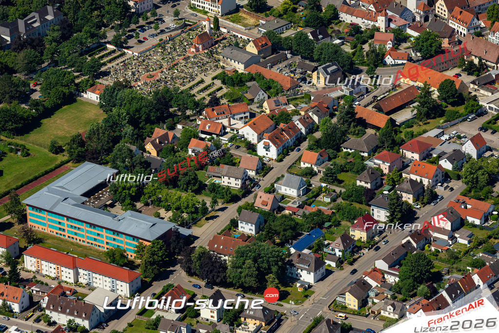 Das Luftbild der Stadt Aichach wurde 2022 vom Flugzeug heraus erstellt (keine Drohnen-Aufnahmen) Aufnahmehöhe ca.450 Meter- hohe Bildauflösung und Druck-Qualität. Garantiert!