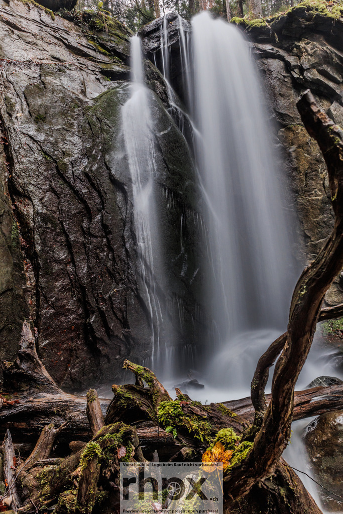 Wasserfall im Herbst | Stimmungsvolle Fotokunst aus Luzern. Erlebe den Pilatus, den See und die Stadt Luzern in exklusiven Aufnahmen in der Fotogalerie & Shop. - Realisiert mit Pictrs.com