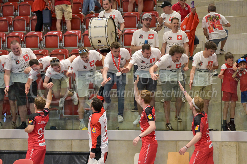 3v3 World Floorball Championships 2025 - Medal Ceremony | Swiss players celebrating with supporters, during 3v3 World Floorball Championships 2025, Switzerland: 03.05.2025, Winterthur, AXA ArenaEvent page: <a href="https://www.u19wfc2025.ch/">www.u19wfc2025.ch</a>Credit: Markus Aeschimann, <a href="https://markus-aeschimann.ch">markus-aeschimann.ch</a>Instagram: <a href="https://instagram.com/sportfotografie.aeschimann">@sportfotografie.aeschimann</a> - Realisiert mit Pictrs.com