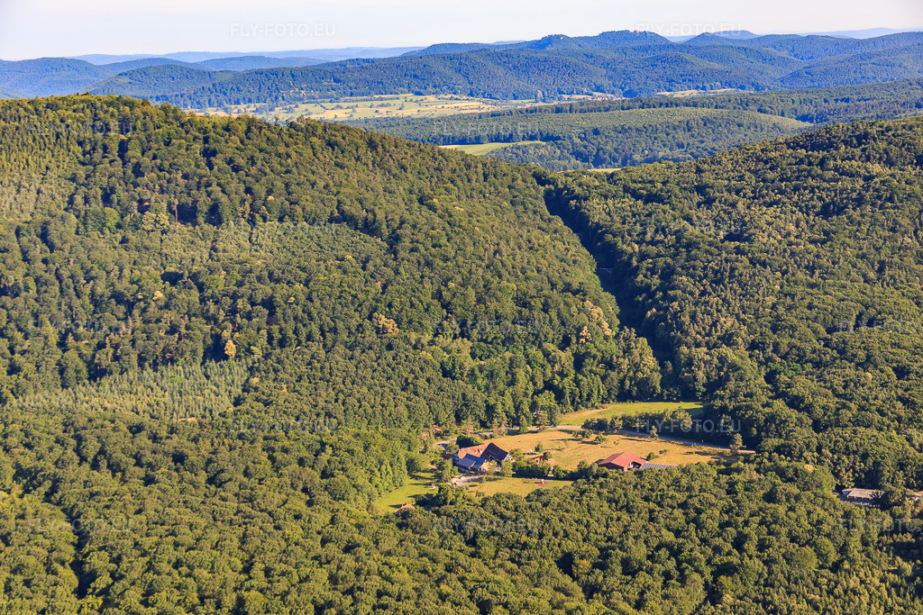 Vue aérienne: Ferme Auberge du Moulin des Sept Fontaines à Drachenbronn-Birlenbach dans le département Bas Rhin, France.Photo: IMG_082976.jpg prise le 26/06/2015 par Werner Riehm/FLY-FOTO.euRésolution de l'original: 5472 x 3648 pxWWW.AUBERGE7FONTAINES.COM