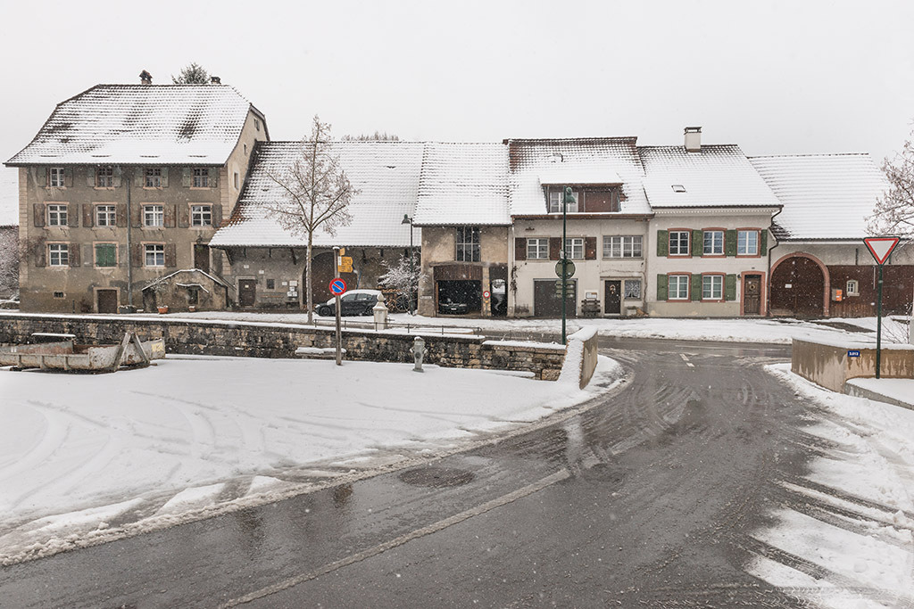 Häuserzeile im Oberdorf | im Winter in Ziefen, Baselland, Schweiz. - Realisiert mit Pictrs.com