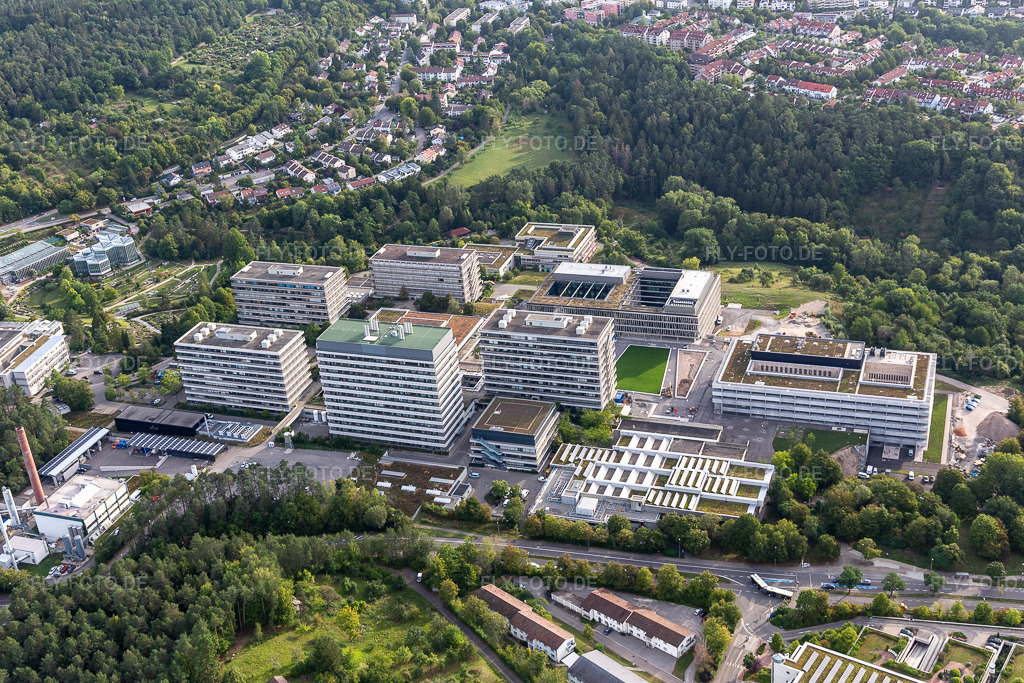 Luftbild: Campus- Universität Tübingen an der Schnarrenbergstraße in Tübingen im Bundesland Baden-Württemberg in Deutschland. Foto: IMG_008476.jpg vom 27.08.2020 durch Werner Riehm/FLY-FOTO.de