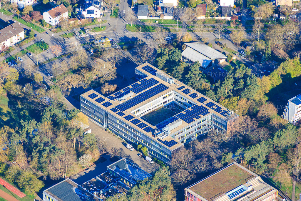 Luftbild: Humboldt-Gymnasium Karlsruhe im Ortsteil Nordweststadt in Karlsruhe im Bundesland Baden-Württemberg in Deutschland. Foto: IMG_153894.jpg vom 02.04.2026 durch Werner Riehm/FLY-FOTO.deAuflösung des Originals: 5423 x 3615 pxHumboldt-Gymnasium Karlsruhe