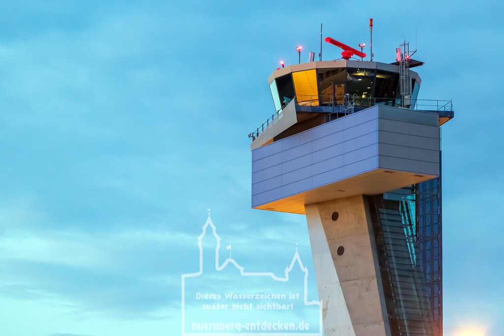 Tower des Flughafen Nürnberg während des Sonnenuntergangs | Die Spitze des Towers des Albrecht-Dürer Airport in Nürnberg während des Sonnenunterganges. In den Fenster der Fluglotsen spiegelt sich der wunderschöne rote Abendhimmel vom Knoblauchsland in Nürnberg.  - Realisiert mit Pictrs.com