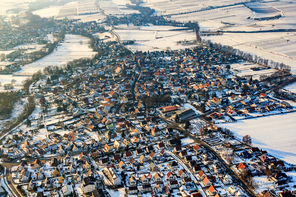Luftbild: Ortsansicht von Westen im Winter bei Schnee im Ortsteil Billigheim in Billigheim-Ingenheim im Bundesland Rheinland-Pfalz in Deutschland. Foto: IMG_24428.jpg vom 16.02.2010 durch Werner Riehm/FLY-FOTO.de