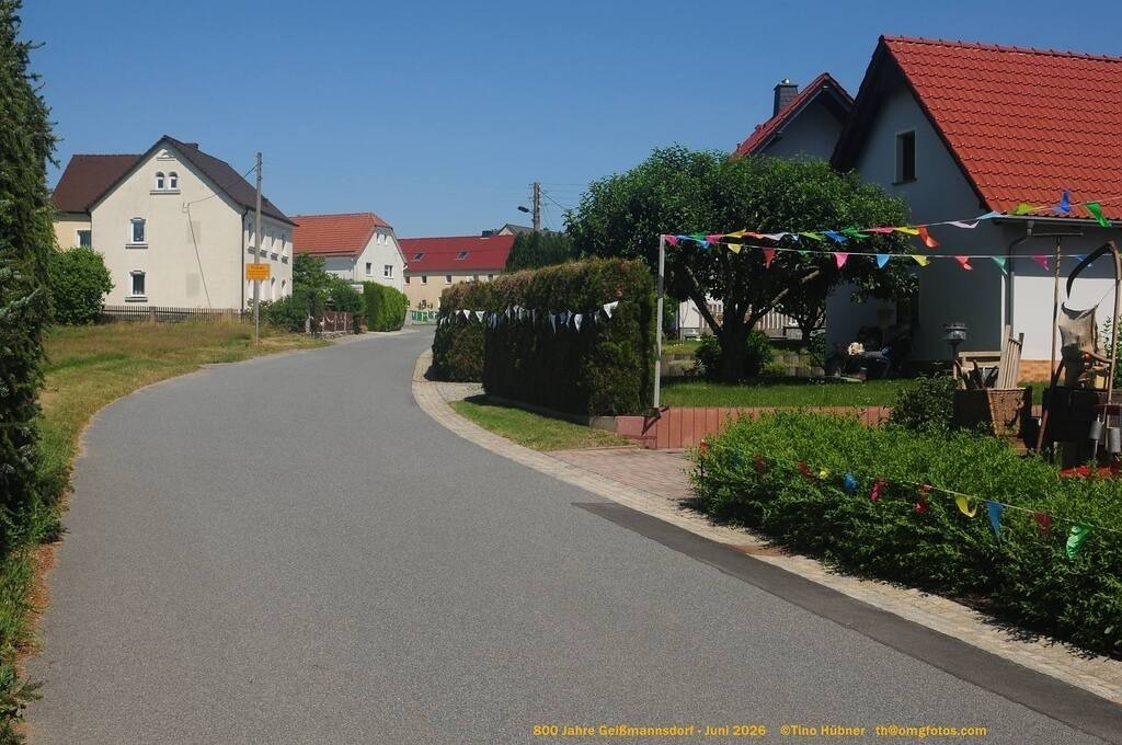 Geißmannsdorf-2026-Ortsbilder-648 | Geißmannsdorf bei Bischofswerda im Sommer 2026. Ein fotografischer Streifzug durch das Dorf Geißmannsdorf, mit Gebäuden, Straßen, Strohpuppen und geschmückten Vorgärten und Grundstücken anlässlich der 800-Jahr-Feier von Geißmannsdorf im Juni 2026 - Realisiert mit Pictrs.com