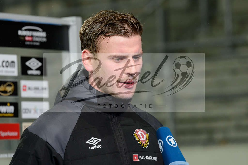 SGDHSV20220114_184 | Fussball, Herren: Christoph Daferner (SG Dynamo Dresden) schaut bei dem Spiel der 2. Bundesliga zwischen SG Dynamo Dresden und Hamburger SV im Rudolf-Harbig-Stadion am 14.01.2022 in Dresden, Deutschland.DFB / DFL REGULATIONS PROHIBIT ANY USE OF PHOTOGRAPHS AS IMAGE SEQUENCES AND/OR QUASI-VIDEO. - Realisiert mit Pictrs.com