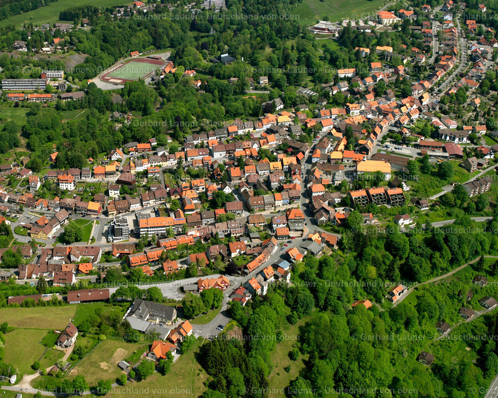 2638483 | SANKT ANDREASBERG 09.06.2006 Von Wald und Forstgebieten umgebener Ortskern der Straßen und Häuser und Wohngebiete in Sankt Andreasberg im Bundesland Niedersachsen, Deutschland // Surrounded by forest and forest areas center of the streets and houses and residential areas in Sankt Andreasberg in the state Lower Saxony, Germany Foto: Gerhard Launer