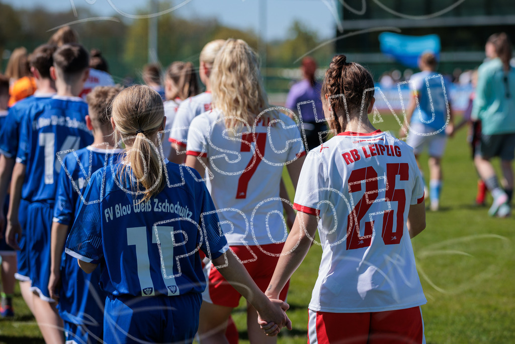 Gipfeltreffen der Frauen: Finale um den Sachsenlotto Landespokal 2026 | Am 1. Mai 2026 trafen im Endspiel des Sachsenlotto Landespokals die Frauen des Chemnitzer FC und die zweite Mannschaft von RasenBallsport Leipzig aufeinander. Vor stimmungsvoller Kulisse kämpften beide Teams ab 15:00 Uhr um die begehrte Trophäe des sächsischen Fußballs. Diese Galerie zeigt die Highlights, packende Zweikämpfe und die emotionalsten Momente des Finaltags. - Realisiert mit Pictrs.com