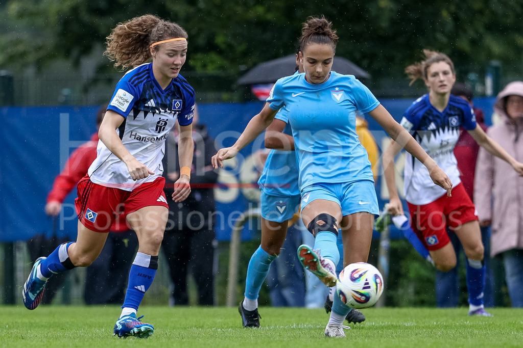 Fussball, Testspiel Frauen, Hamburger SV - FC Viktoria Berlin | v.li.: Melanie Brunnthaler (Hamburger SV, 11) und Katharina Krist (FC Viktoria 1889 Berlin, 18) im Zweikampf, Duell, Dynamik, Aktion, Action, Spielszene