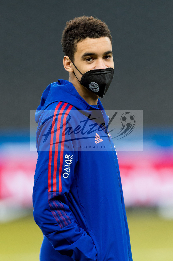 BSCFCB20220123_161 | Fussball, Herren: Jamal Musiala (FC Bayern Muenchen) schaut bei dem Spiel der 1. Bundesliga zwischen Hertha BSC und FC Bayern Muenchen im Olypiastadion am 23.01.2022 in Berlin, Deutschland.DFB / DFL REGULATIONS PROHIBIT ANY USE OF PHOTOGRAPHS AS IMAGE SEQUENCES AND/OR QUASI-VIDEO. - Realisiert mit Pictrs.com