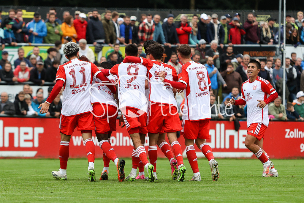 DJK Vilzing - FC Bayern Amateure | Jubel nach dem Treffer zum 0-1 durch Desire SEGBE AZANKPO (FCB 34) / Freude / Tor / Torschuetze