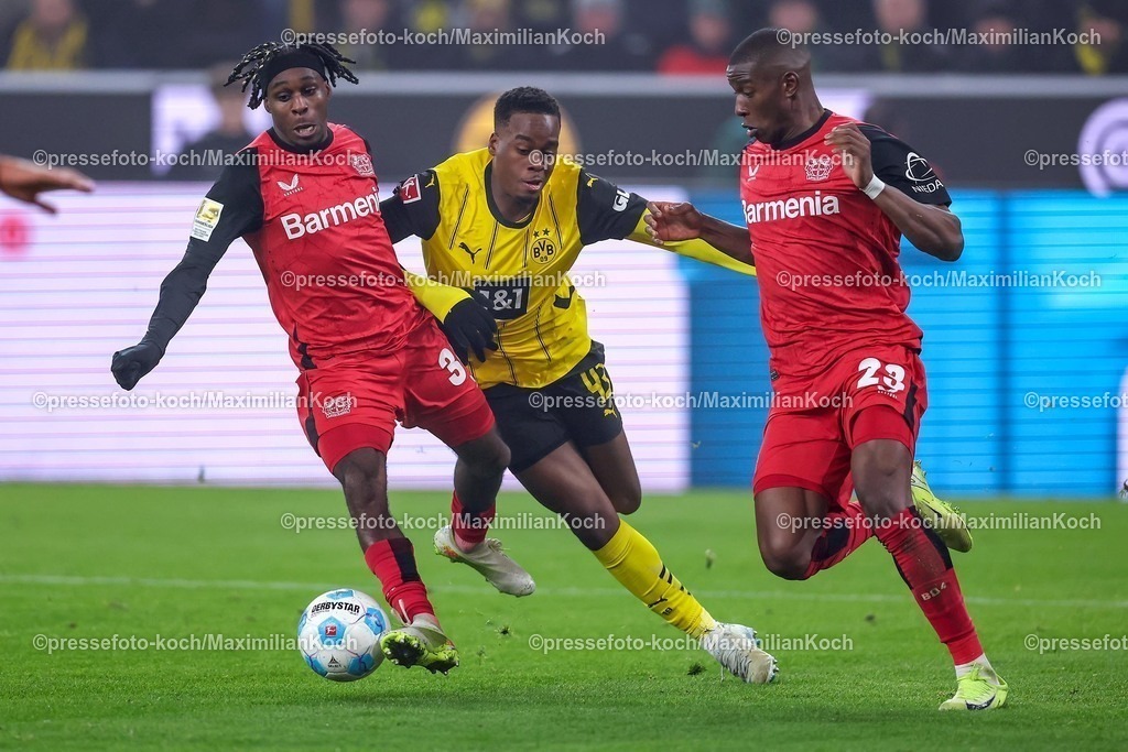 BVB10012501097 | 10.01.2025, Fußball, Borussia Dortmund - Bayer 04 Leverkusen, 1. Fußball Bundesliga, 16. Spieltag, Signal Iduna Park, Saison 2024 2025: Jeremie Frimpong (Bayer04 Leverkusen #30) und Nordi Mukiele (Bayer04 Leverkusen #23) im Zweikampf gegen Jamie Gittens (BVB #43)DFB regulations prohibit any use of photographs as image sequences and or quasi-video.