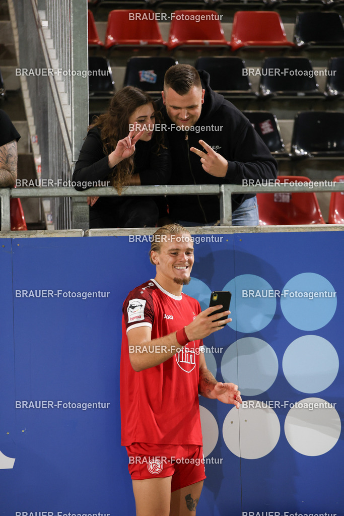 SV Wehen Wiesbaden - Rot-Weiss Essen | Wiesbaden, Deutschland, 22.08.2025Tom Moustier  (Rot-Weiss Essen) mach ein Foto mit Fans während des drittliga Spiels zwischen SV Wehen Wiesbaden und Rot-Weiss Essen am 22.08.2025 in der BRITA-Arena in Wiesbaden. (Foto von Timo Bluhmki-Schmidt/Brauer Fotoagentur