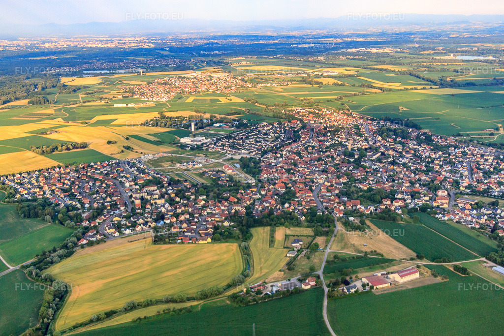 Vue aérienne: Vue de la ville depuis le nord-est à Gambsheim dans le département Bas Rhin, France – .Photo: IMG_68037.jpg prise le 19/06/2014 par Werner Riehm/FLY-FOTO.eu – Résolution de l'original: 4619 x 3079 px