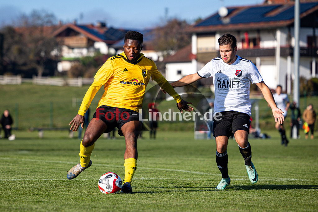 TSV Peißenberg gegen TSV Schongau | Fußball A-Klasse Oberbayern Zugspitze Herren Gruppe 8, TSV Peißenberg gegen TSV Schongau, 20241110,Abu TURAY (TSV Schongau 15) am Ball,2024-11-10 in Eberfing (Sportpark Eberfing), Abu TURAY (TSV Schongau 15), Alessandro FARIGU (TSVHP 21)Copyright: WolfgangxLindner www.foto-lindner.de