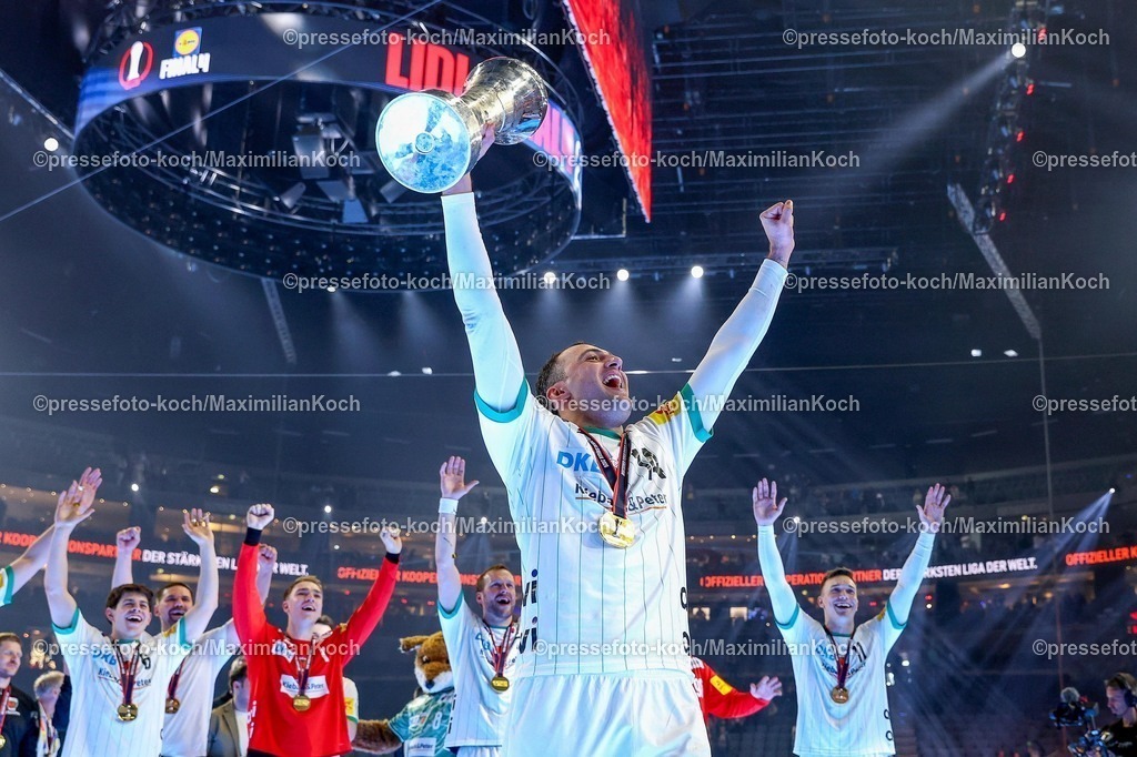xSSCx19042602074 | 19.04.2026, xsscx, Handball, DHB-Pokal Lidl Final4, Finale, Füchse Berlin - Bergischer HC, Saison 2025 / 2026 Herren, Lanxess Arena, Köln: Die Mannschaft der Füchse Berlin feiert den Sieg im DHB-Pokal, Aitor Arino (Füchse Berlin #14) Photo: xSandraxScherningxPressefotoKochx