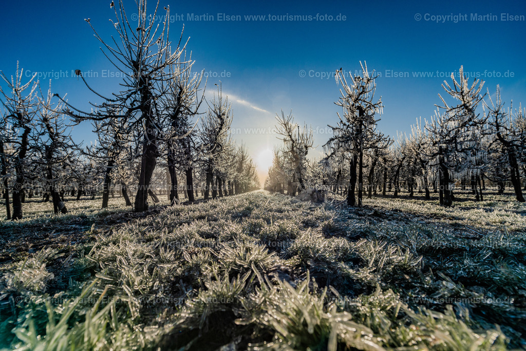 Altes Land Beregnung Vereisung_ELS_3020230320 | Fotos aus den Touristenorten aus Norddeutschland. - Realisiert mit Pictrs.com