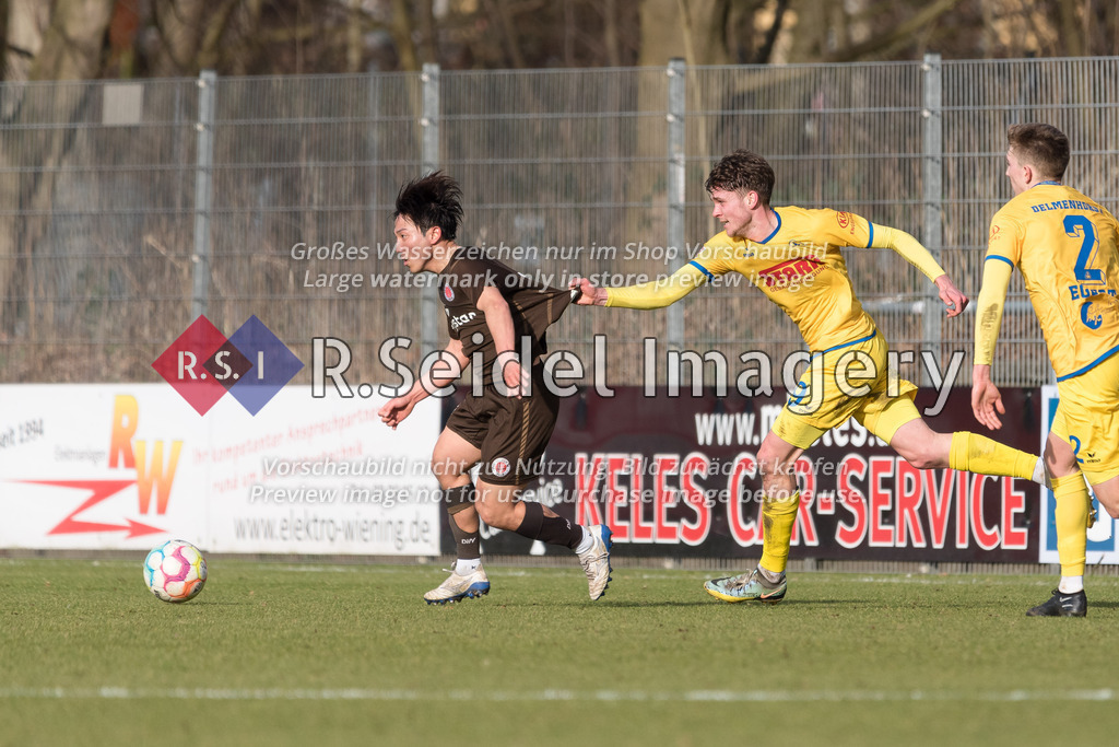 Fußball, Saison 2022/23, Regionalliga Nord, FC St. Pauli II - SV Atlas Delmenhorst, Edmund-Plambeck-Stadion (Norderstedt), 19.02.2023, 25. Spieltag | Willem-Hendrik Hoffrogge (#19, SVA Delmenhorst) hält Gwangin Lee (#30, FCSP) am Trikot fest.