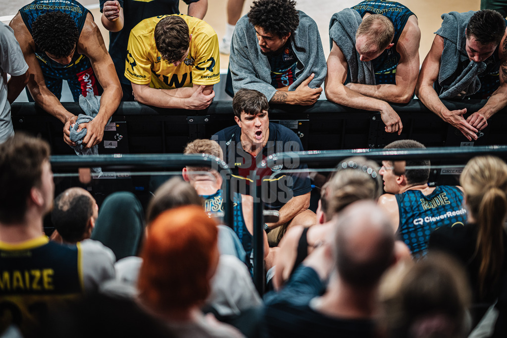 Basketball | Männer | Saison 2024/2025  | easyCredit Basketball Bundesliga | Testspiel | Veolia Towers Hamburg vs. EWE Baskets Oldenburg | 25.08.2024 | Trainer Pedro Calles (EWE Baskets Oldenburg) spricht mit seinem Team