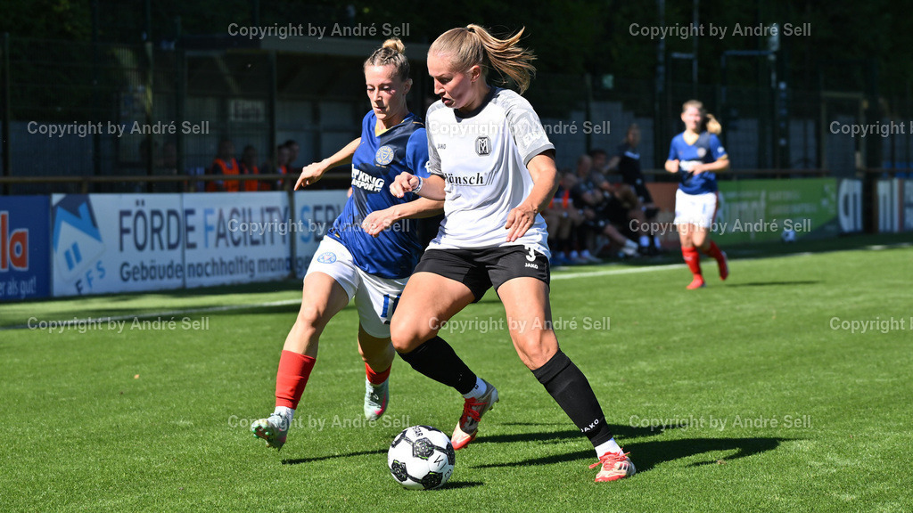 Holstein Kiel vs SV Meppen | Sandra Krohn (Holstein #16) / Nina Rolfes (Meppen #3) / Fußball-DFB-Pokal Play-Off-Runde Frauen 2025/2026 / Holstein Kiel vs SV Meppen / Citti Fussball Park - Projensdorf / Kiel / 17.08.25 - Realisiert mit Pictrs.com