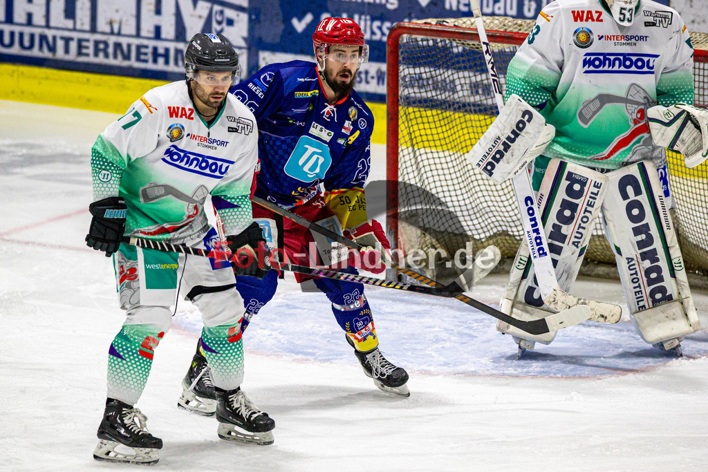 Achtelfinale Spiel 2 EC Peiting vs ESC Wohnbau Moskitos Essen | Eishockey Oberliga Süd Playoffs 2023/2024, Achtelfinale Spiel 2 EC Peiting vs ESC Wohnbau Moskitos Essen, 20240305,
Waren auf den Schuss,
2024-03-05 in Peiting (Eisstadion)
77 Edmunds AUGUSTKALNS (Moskitos 77), 22 Lukas GOHLKE (ECP 22)
Copyright: WolfgangxLindner foto-lindner.de