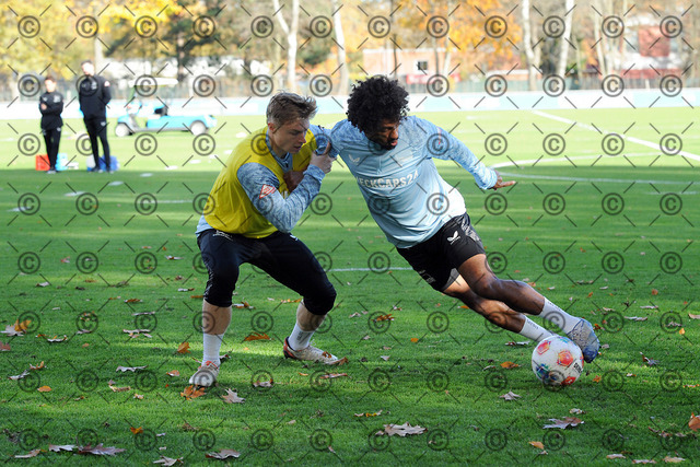RGE_7904b | Hertha BSC, 2.Bundesliga, Herren, Saison 2025/26, Training, im Bild von li. Julian Eitschberger ( Hertha BSC ), Jeremy Dudziak ( Hertha BSC ),  Fotograf:  Ralf Gebhardt,  - Realisiert mit Pictrs.com